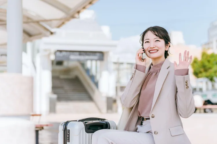 空港でタクシーを待つ女性