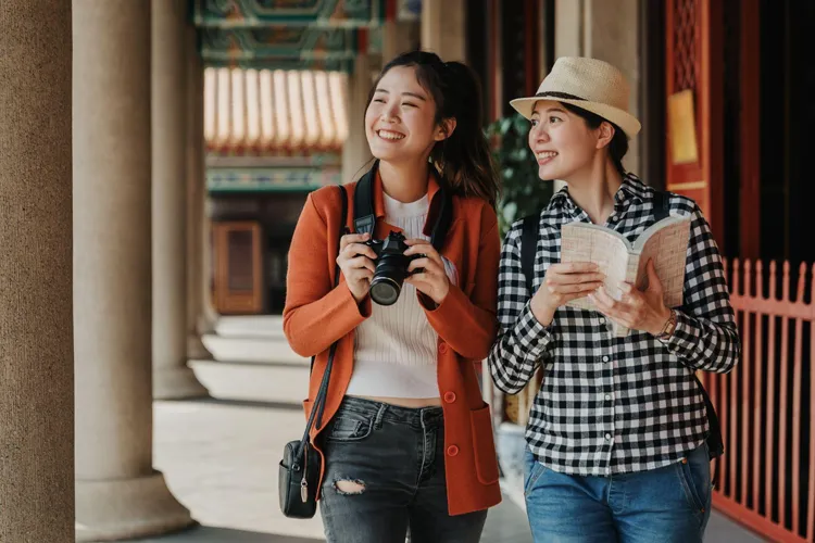 観光をする二人の女性