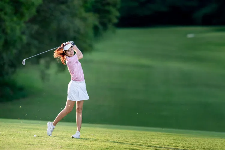 ゴルフを楽しむ女性
