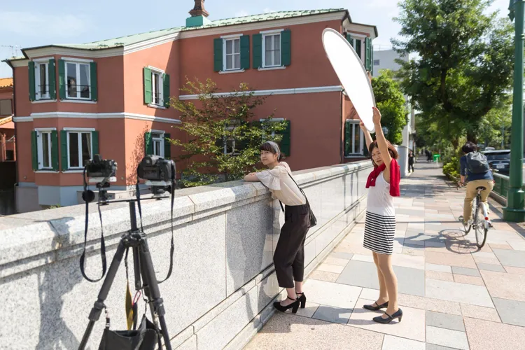 街頭でロケをする女性